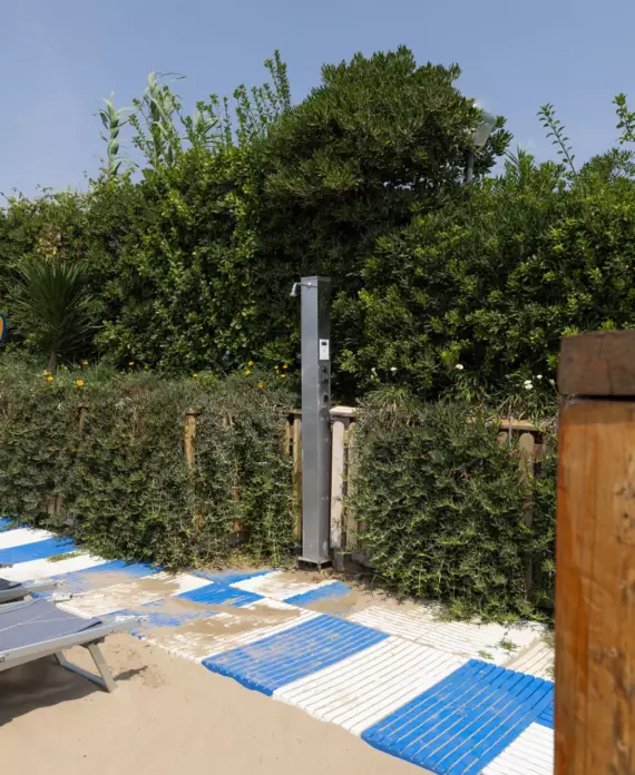 Doccia esterna sulla spiaggia del lido