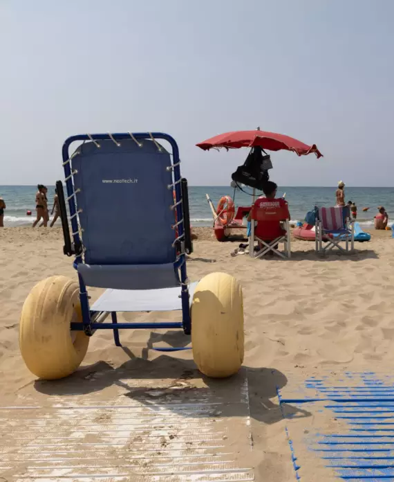 Joelette per accessibilità al lido.