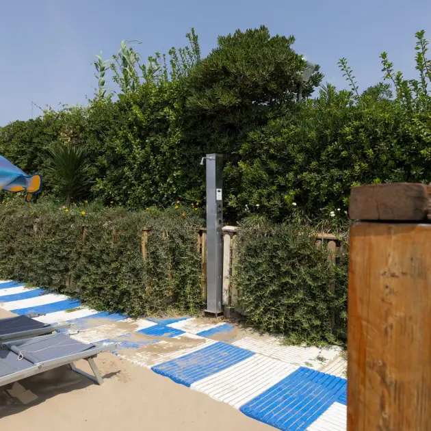 Doccia esterna sulla spiaggia del lido