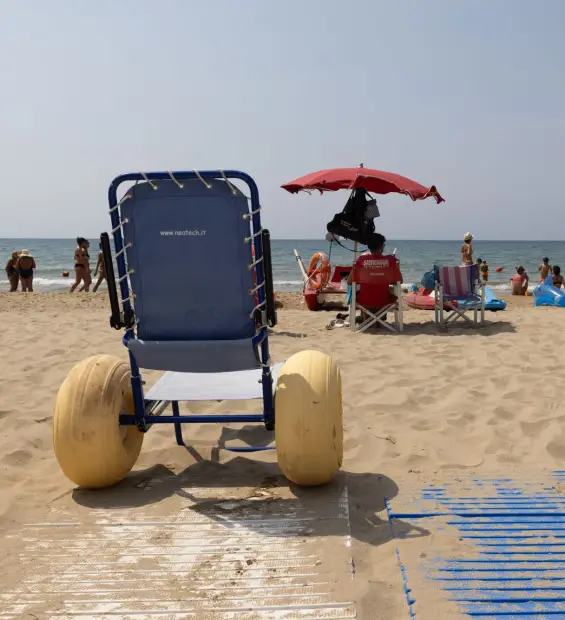 Joelette per accessibilità al lido.
